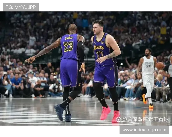 詹姆斯缺阵让东契奇迎来爆发良机或将凭无限开火权主导比赛走势 詹姆斯缺阵让东契奇迎来爆发良机或将凭无限开火权主导比赛走势